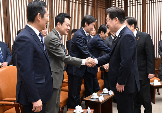 장동혁 "野와 소통 안돼"에 李대통령 "어제는 빨간색 맸다"