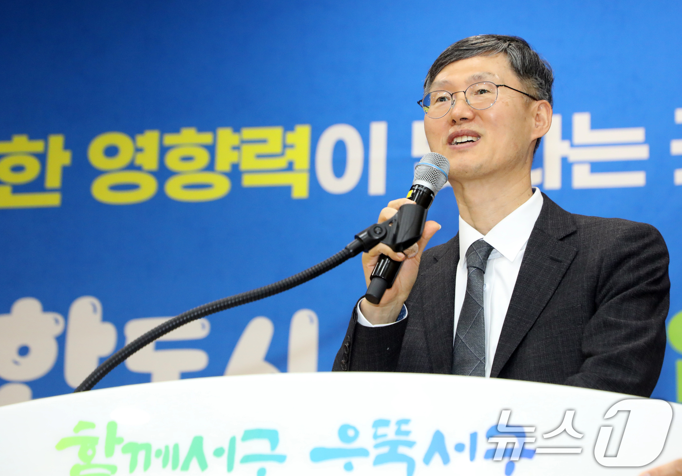 (광주=뉴스1) 이수민 기자 = 문형배 전 헌법재판관이 2일 오후 광주 서구청 들불홀에서 '호의에 대하여'를 주제로 강연하고 있다. 2026.4.2/뉴스1