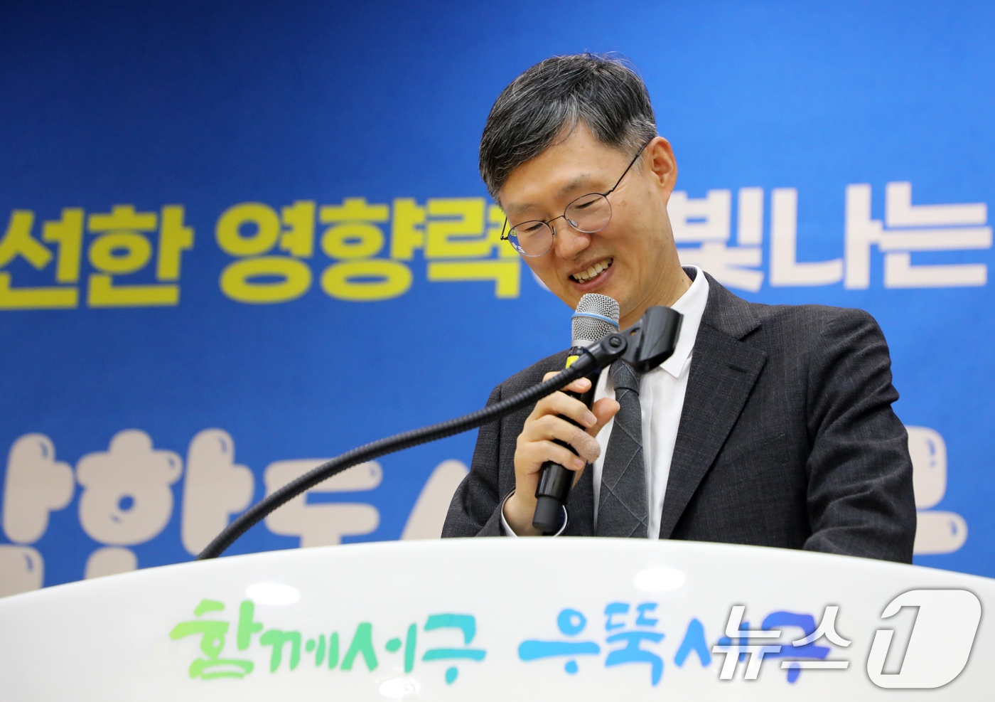 (광주=뉴스1) 이수민 기자 = 문형배 전 헌법재판관이 2일 오후 광주 서구청 들불홀에서 '호의에 대하여'를 주제로 강연하고 있다. 2026.4.2/뉴스1