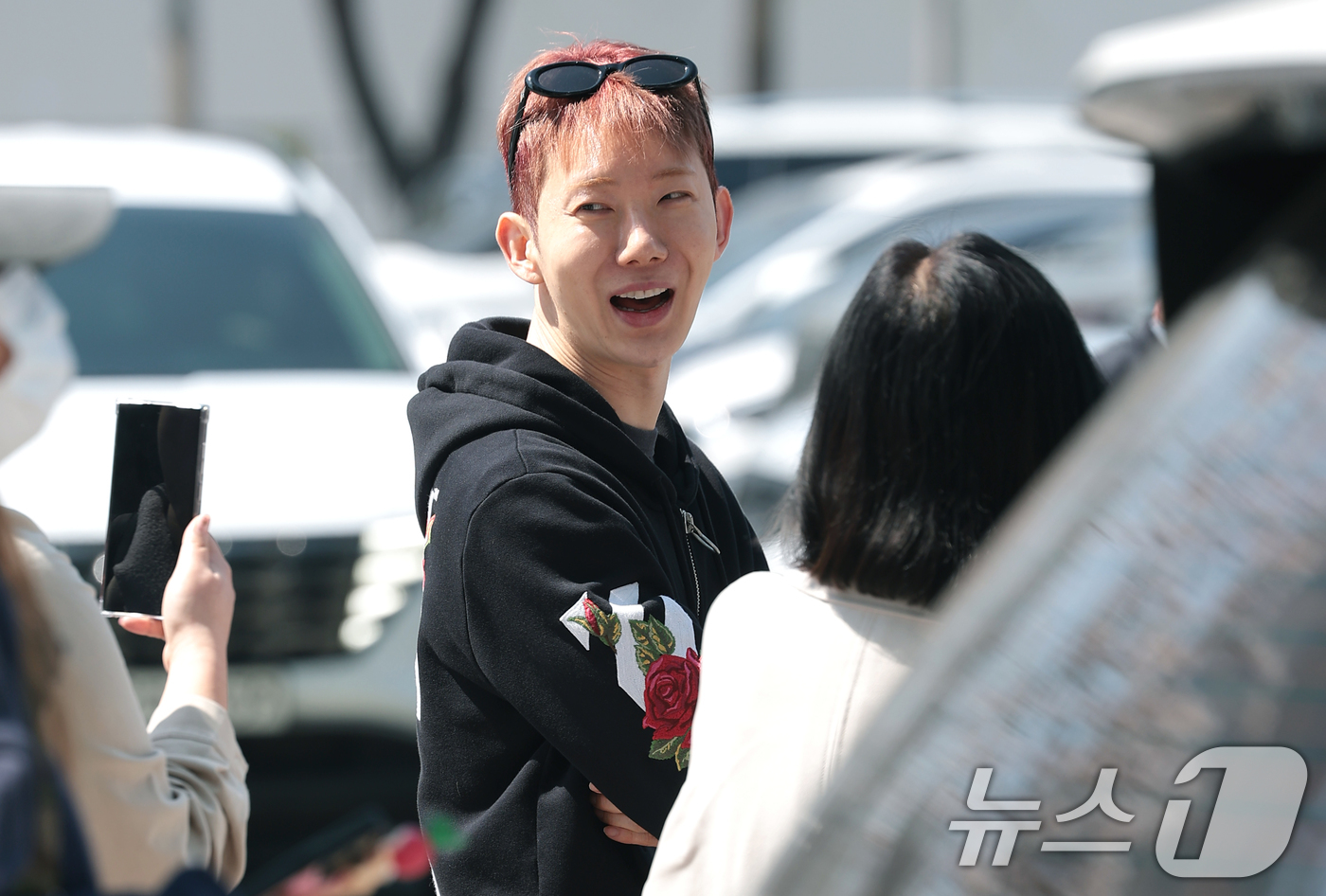 (서울=뉴스1) 권현진 기자 = 2AM 조권이 2일 오후 서울 양천구 SBS방송센터에서 진행된 SBS 파워FM '12시엔 주현영'을 마친 뒤 팬과 즐거운 시간을 보내고 있다. 20 …