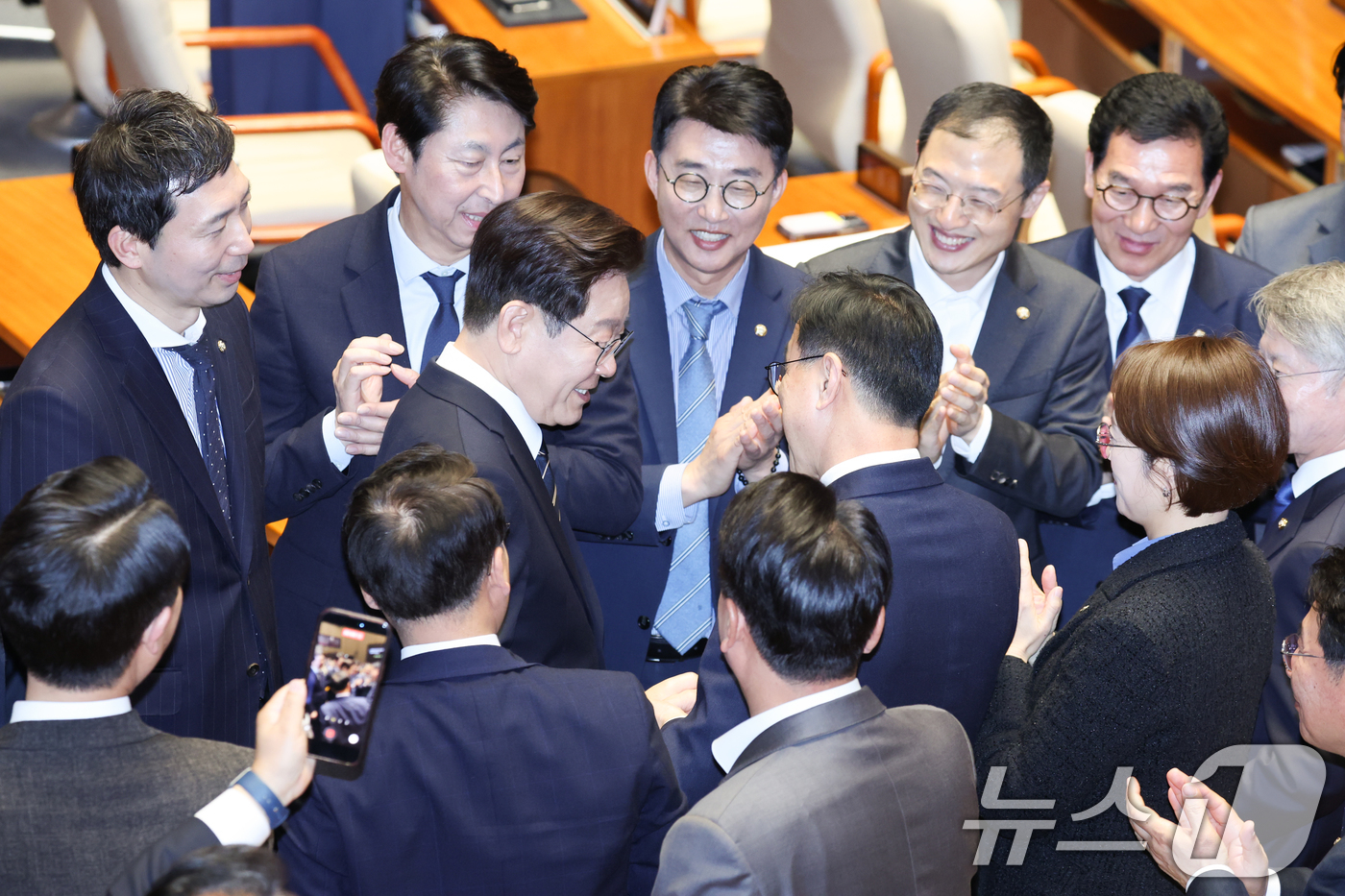 (서울=뉴스1) 이재명 기자 = 이재명 대통령이 2일 서울 여의도 국회에서 중동 사태 대응을 위한 추가경정예산(추경)안에 대한 시정연설을 하기 위해 본회의장으로 입장하며 의원들과 …