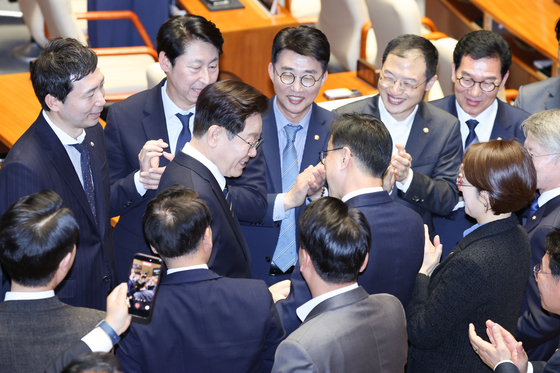 의원들과 인사하는 이재명 대통령