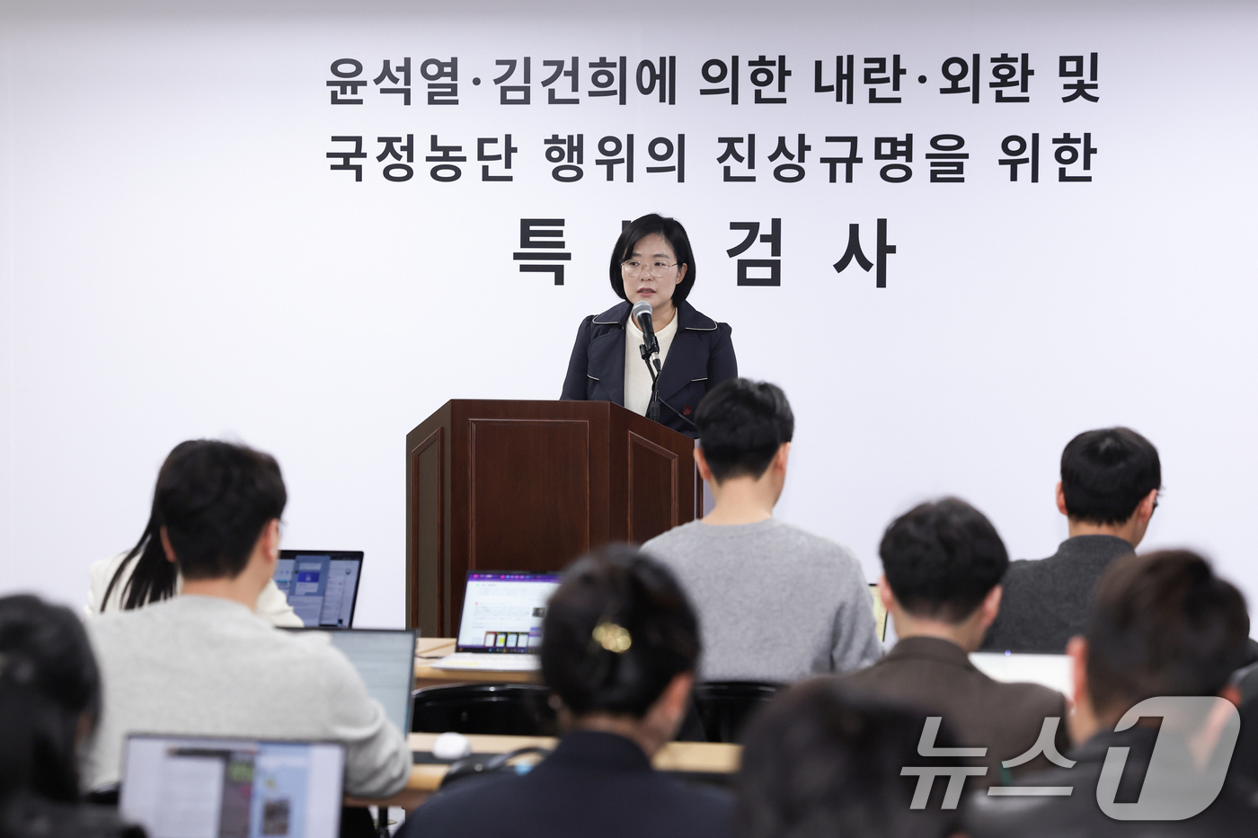 (과천=뉴스1) 임지훈 인턴기자 = 김지미 특검보가 2일 오후 경기 과천 2차 종합특검팀 사무실에서 브리핑을 하고 있다.특검은 이날 검찰의 김건희 여사 디올백 수수 사건 수사 무마 …