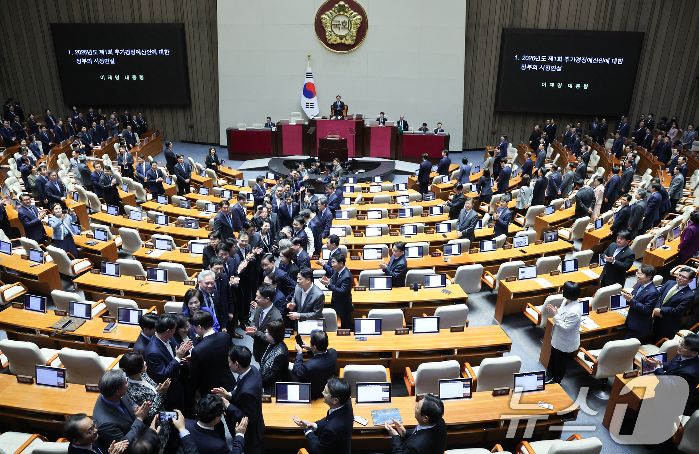 (서울=뉴스1) 이재명 기자 = 이재명 대통령이 2일 서울 여의도 국회에서 중동 사태 대응을 위한 추가경정예산(추경)안에 대한 시정연설을 하기 위해 본회의장으로 입장하며 의원들과 …