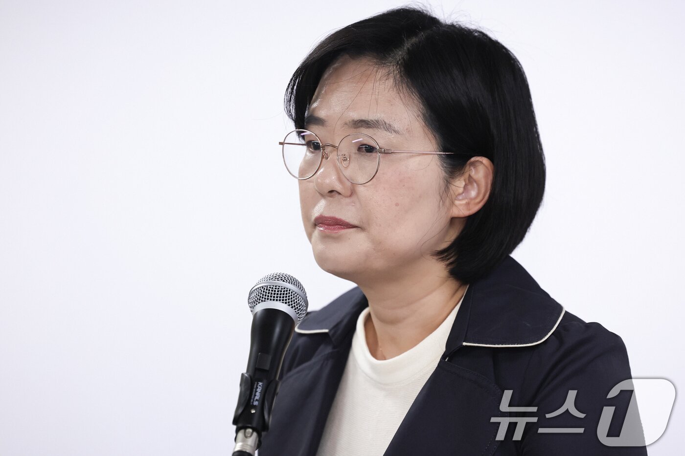 본문 이미지 - 김지미 특검보가 2일 오후 경기 과천 2차 종합특검팀 사무실에서 브리핑을 하고 있다. 특검은 이날 검찰의 김건희 여사 디올백 수수 사건 수사 무마 의혹과 관련해 서울중앙지검과 대검찰청 정보통신과 등에 대한 압수수색에 나섰다. 2026.4.2 ⓒ 뉴스1 임지훈 인턴기자