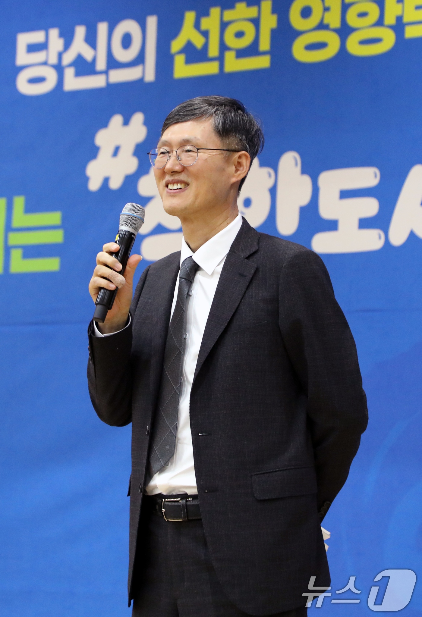 (광주=뉴스1) 이수민 기자 = 문형배 전 헌법재판관이 2일 오후 광주 서구청 들불홀에서 '호의에 대하여'를 주제로 강연하고 있다. 2026.4.2/뉴스1