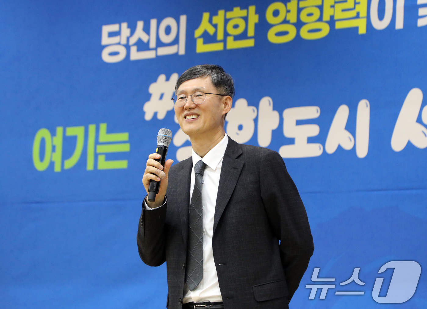 (광주=뉴스1) 이수민 기자 = 문형배 전 헌법재판관이 2일 오후 광주 서구청 들불홀에서 '호의에 대하여'를 주제로 강연하고 있다. 2026.4.2/뉴스1