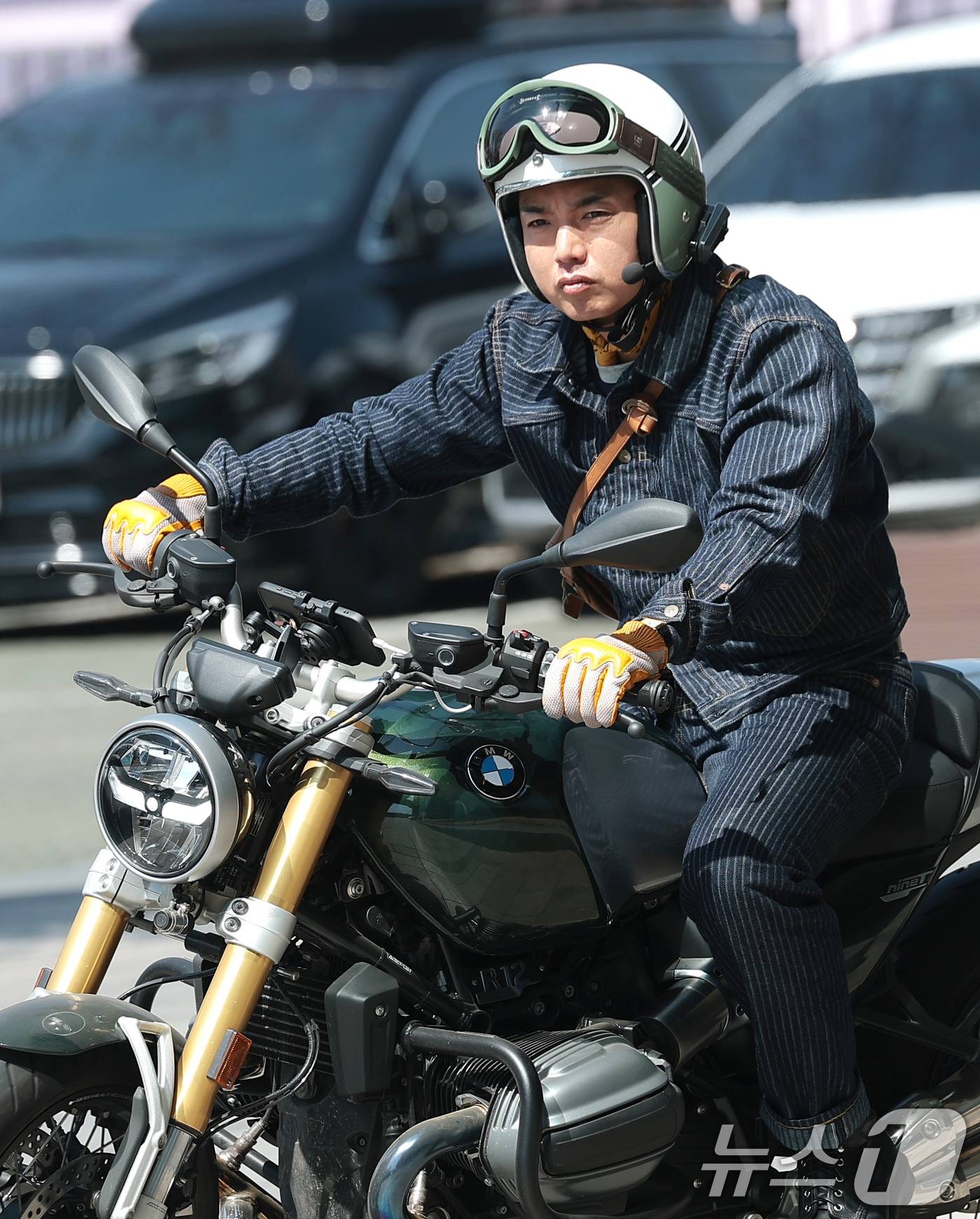 (서울=뉴스1) 권현진 기자 = 방송인 곽범이 SBS 파워FM ‘두시탈출 컬투쇼’ 생방송을 위해 2일 오후 서울 양천구 목동SBS로 들어서고 있다. 2026.4.2/뉴스1