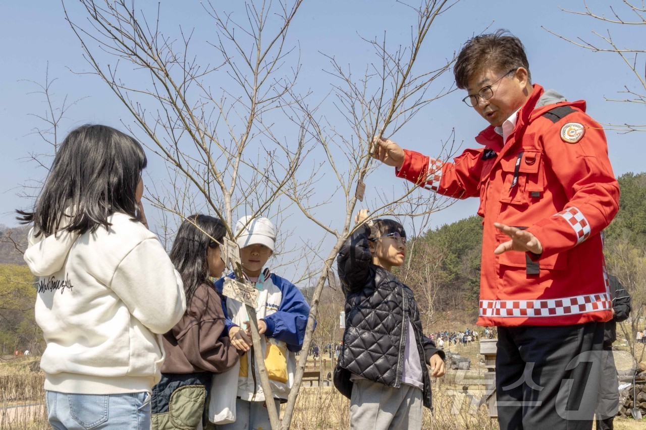 (대전=뉴스1) 김기태 기자 = 제81회 식목일을 앞둔 2일 대전 대덕구 장동문화공원 일원에서 진행된 나무심기 행사에서 최충규 대덕구청장이 장동초등학교 어린이들과 나무를 심고 있다 …