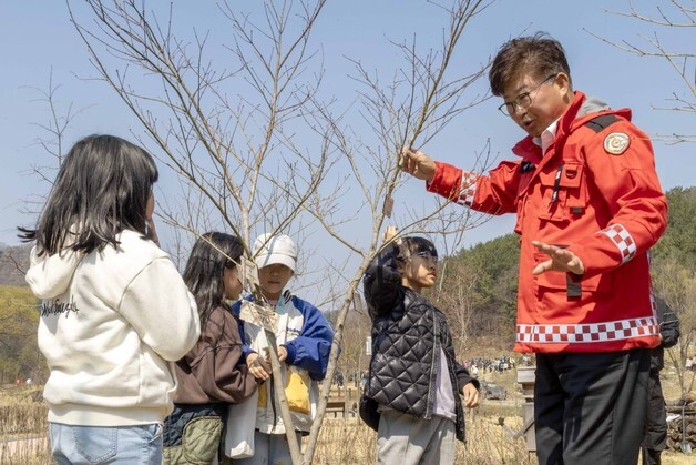 어린이와 함께 나무심는 최충규 대덕구청장