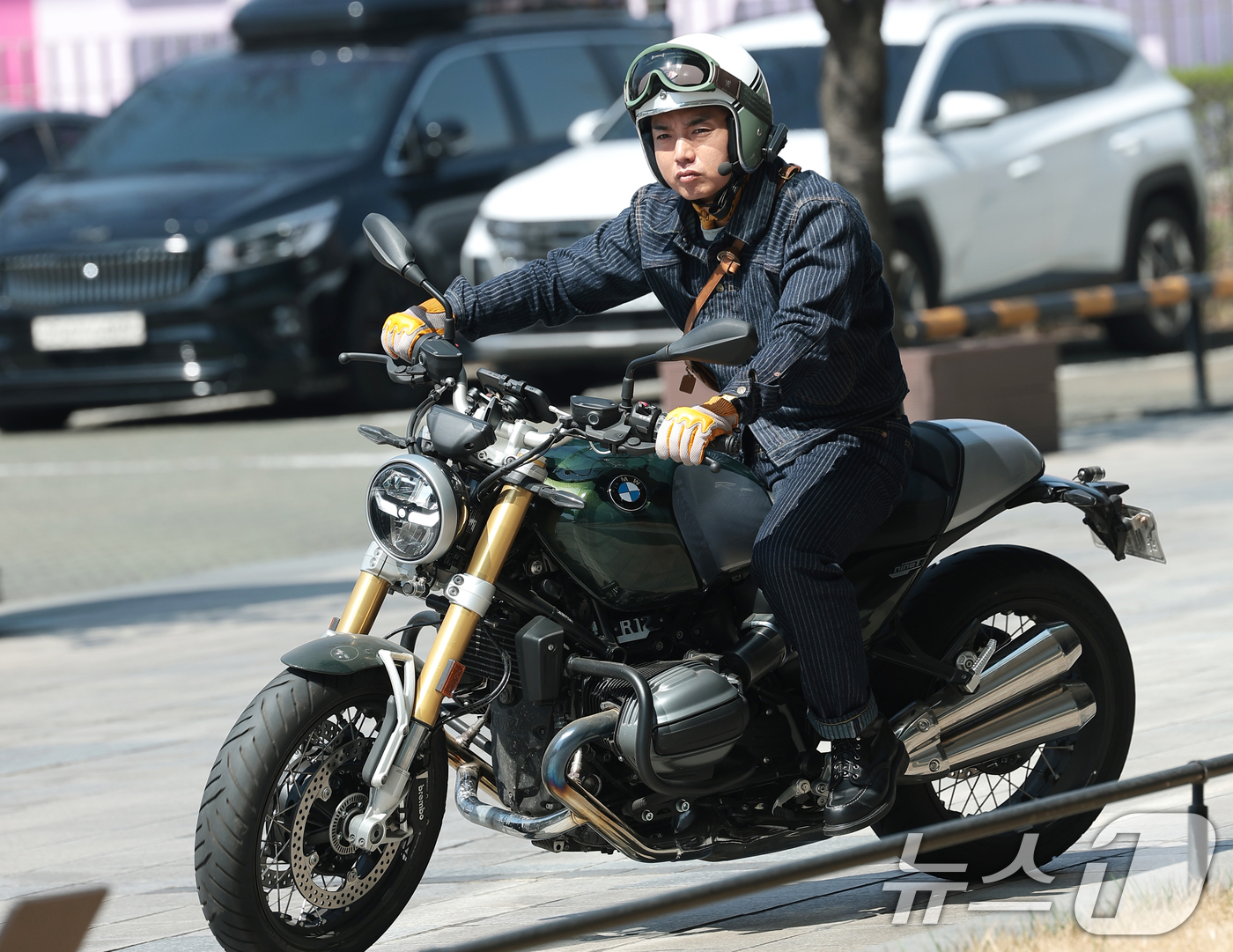 (서울=뉴스1) 권현진 기자 = 방송인 곽범이 SBS 파워FM ‘두시탈출 컬투쇼’ 생방송을 위해 2일 오후 서울 양천구 목동SBS로 들어서고 있다. 2026.4.2/뉴스1