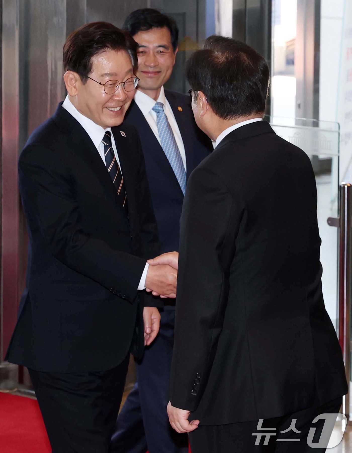 (서울=뉴스1) 국회사진기자단 = 이재명 대통령이 2일 서울 여의도 국회에서 26조2000억 원 규모의 2026년도 1차 추가경정예산안에 대한 시정연설을 위해 본청에 들어서며 우원 …