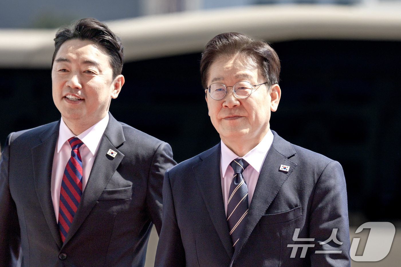 (서울=뉴스1) 국회사진기자단 = 이재명 대통령이 2일 중동 사태 대응을 위한 추가경정예산(추경)안 시정연설을 하기 위해 서울 여의도 국회에 도착하고 있다.  2026.4.2/뉴스 …