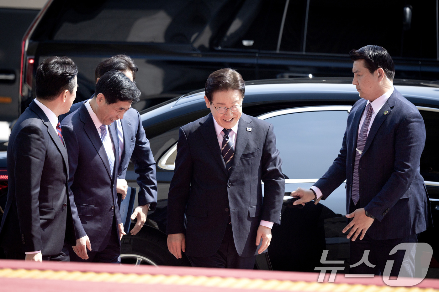 (서울=뉴스1) 국회사진기자단 = 이재명 대통령이 2일 중동 사태 대응을 위한 추가경정예산(추경)안 시정연설을 하기 위해 서울 여의도 국회에 도착하고 있다.  2026.4.2/뉴스 …