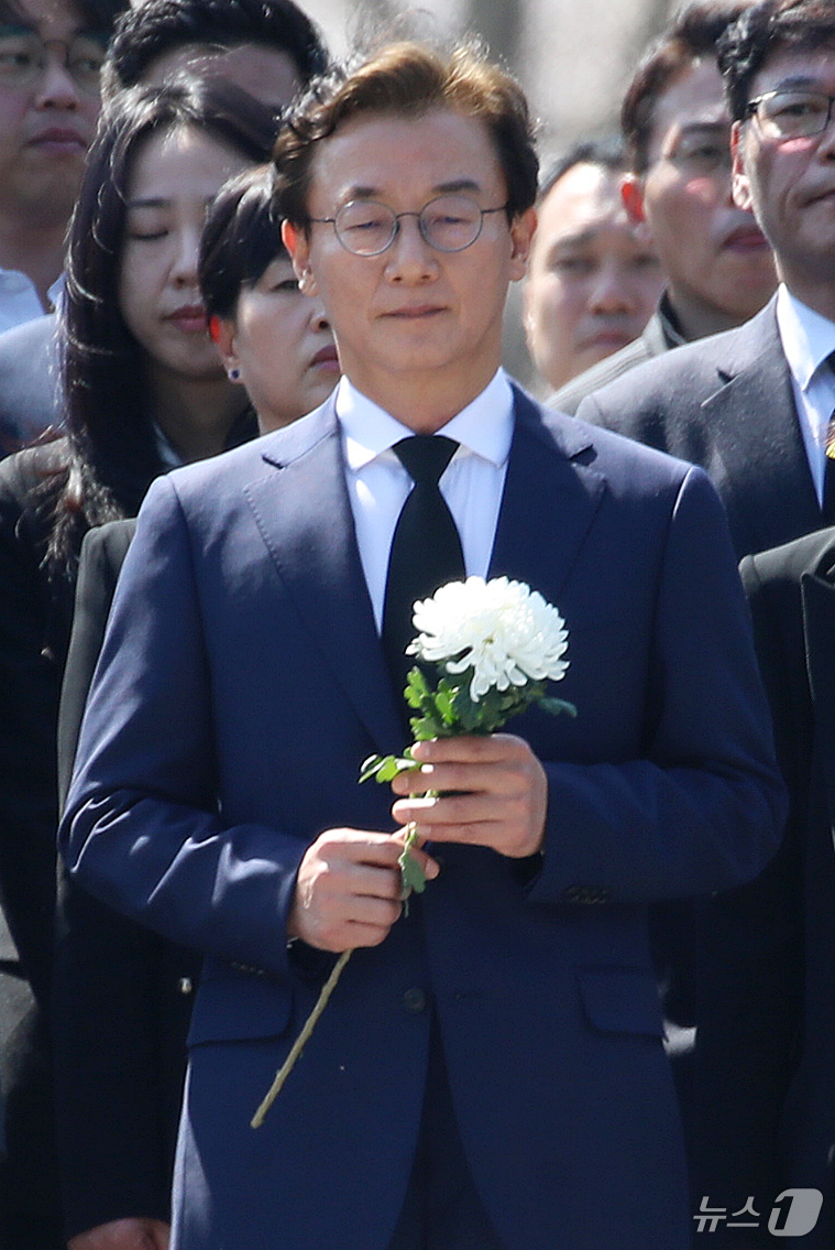 (김해=뉴스1) 윤일지 기자 = 6·3 지방선거 부산시장 출마를 공식 선언한 전재수 더불어민주당 의원이 2일 오후 경남 김해 진영읍 봉하마을을 찾아 고 노무현 전 대통령 묘역을 참 …