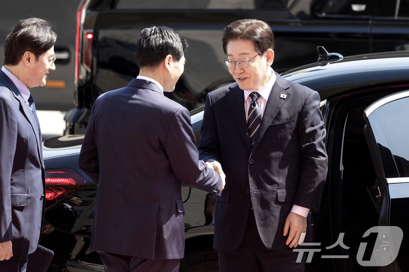 (서울=뉴스1) 국회사진기자단 = 이재명 대통령이 2일 서울 여의도 국회에서 중동 전쟁 대응 등을 위한 추가경정예산안과 관련해 시정연설을 하기 위해 도착해 김민기 국회 사무총장과 …