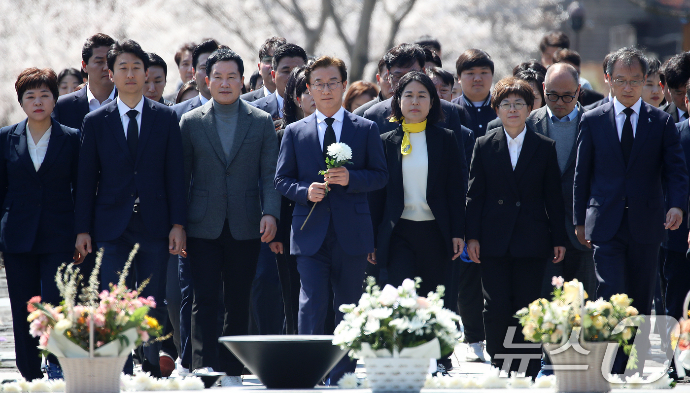 (김해=뉴스1) 윤일지 기자 = 6·3 지방선거 부산시장 출마를 공식 선언한 전재수 더불어민주당 의원이 2일 오후 경남 김해 진영읍 봉하마을을 찾아 고 노무현 전 대통령 묘역을 참 …