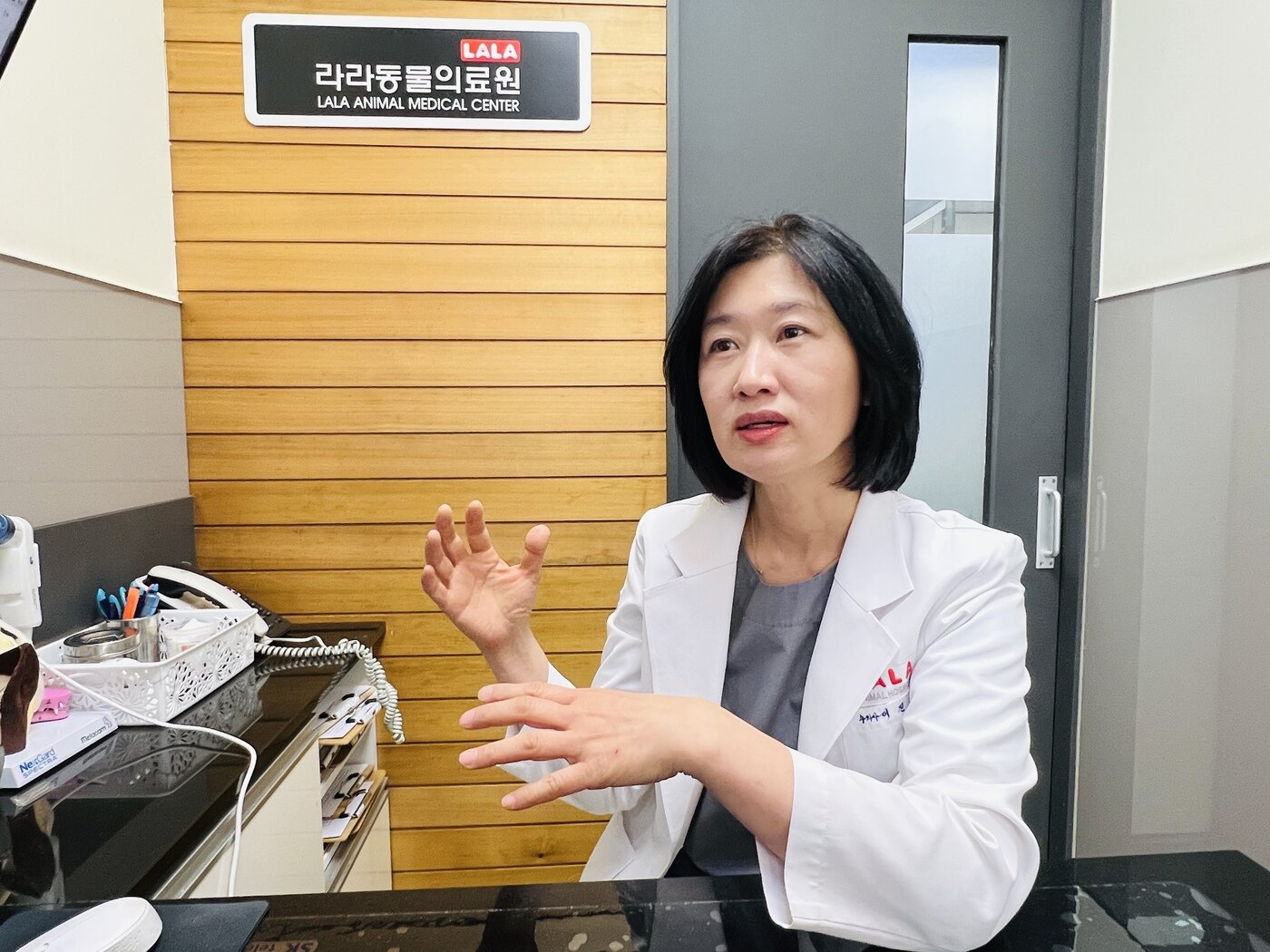 본문 이미지 - 이진민 라라동물의료원 원장이 동물병원 운영 철학을 소개하고 있다. ⓒ 뉴스1