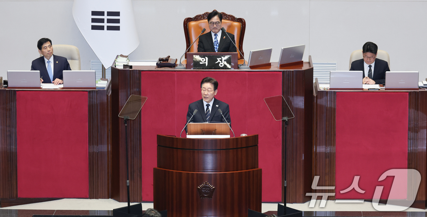 (서울=뉴스1) 이재명 기자 = 이재명 대통령이 2일 서울 여의도 국회에서 중동 사태 대응을 위한 추가경정예산(추경)안에 대한 시정연설을 하고 있다. 2026.4.2/뉴스1