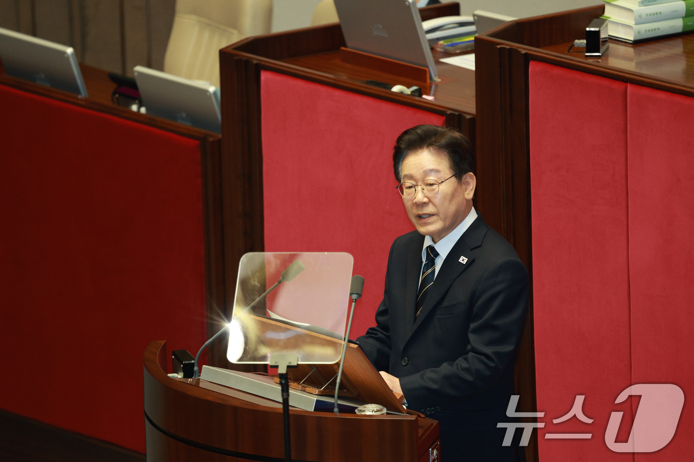 (서울=뉴스1) 이재명 기자 = 이재명 대통령이 2일 서울 여의도 국회에서 중동 사태 대응을 위한 추가경정예산(추경)안에 대한 시정연설을 하고 있다. 2026.4.2/뉴스1