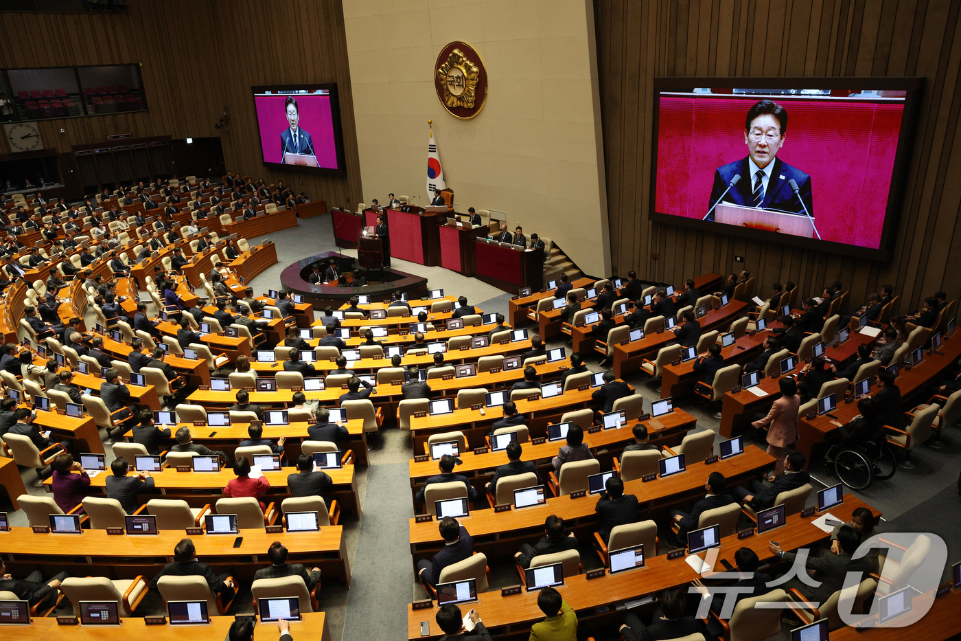 (서울=뉴스1) 이재명 기자 = 이재명 대통령이 2일 서울 여의도 국회에서 중동 사태 대응을 위한 추가경정예산(추경)안에 대한 시정연설을 하고 있다. 2026.4.2/뉴스1