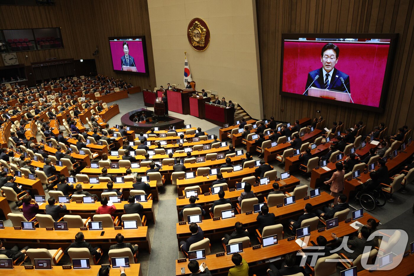 본문 이미지 - 이재명 대통령이 2일 서울 여의도 국회에서 중동 사태 대응을 위한 추가경정예산(추경)안에 대한 시정연설을 하고 있다. 2026.4.2 ⓒ 뉴스1 이재명 기자