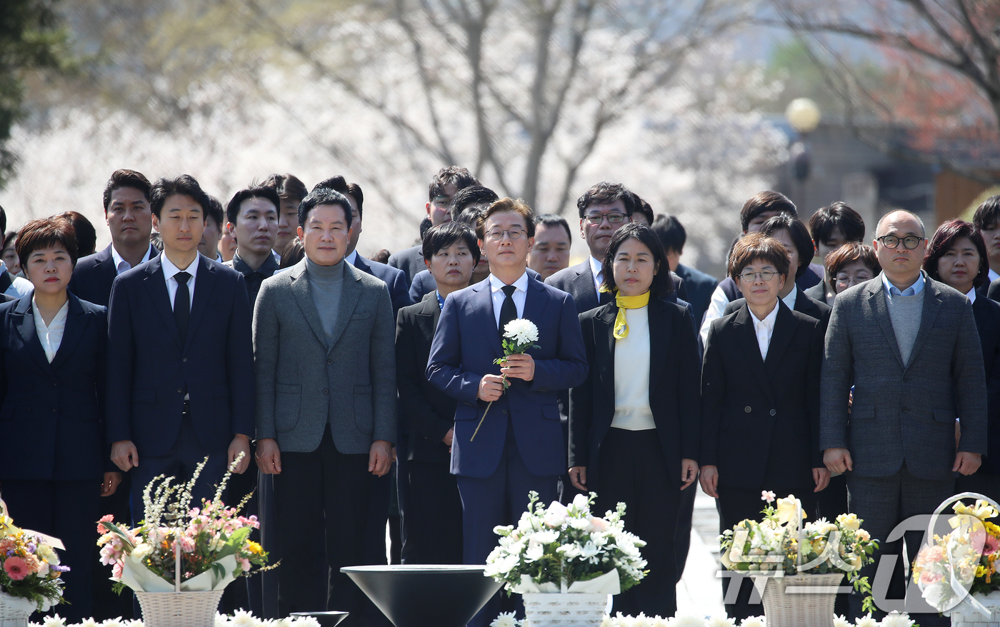 (김해=뉴스1) 윤일지 기자 = 6·3 지방선거 부산시장 출마를 공식 선언한 전재수 더불어민주당 의원이 2일 오후 경남 김해 진영읍 봉하마을을 찾아 고 노무현 전 대통령 묘역을 참 …