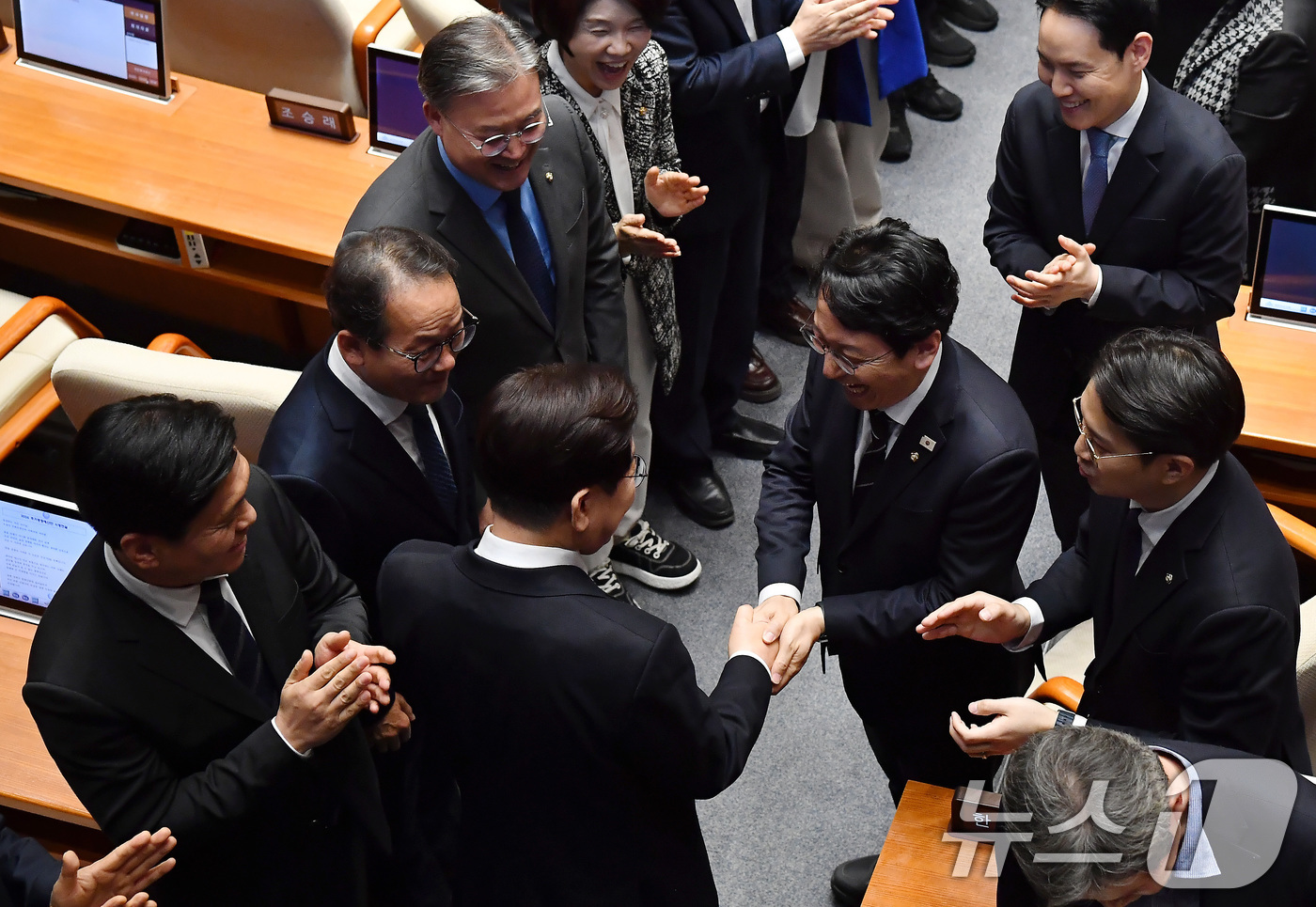 (서울=뉴스1) 국회사진기자단 = 이재명 대통령이 2일 서울 여의도 국회 본회의장에서 중동 사태 대응 등을 위한 추가경정예산안에 대한 시정연설에 앞서 더불어민주당 의원들과 악수를 …