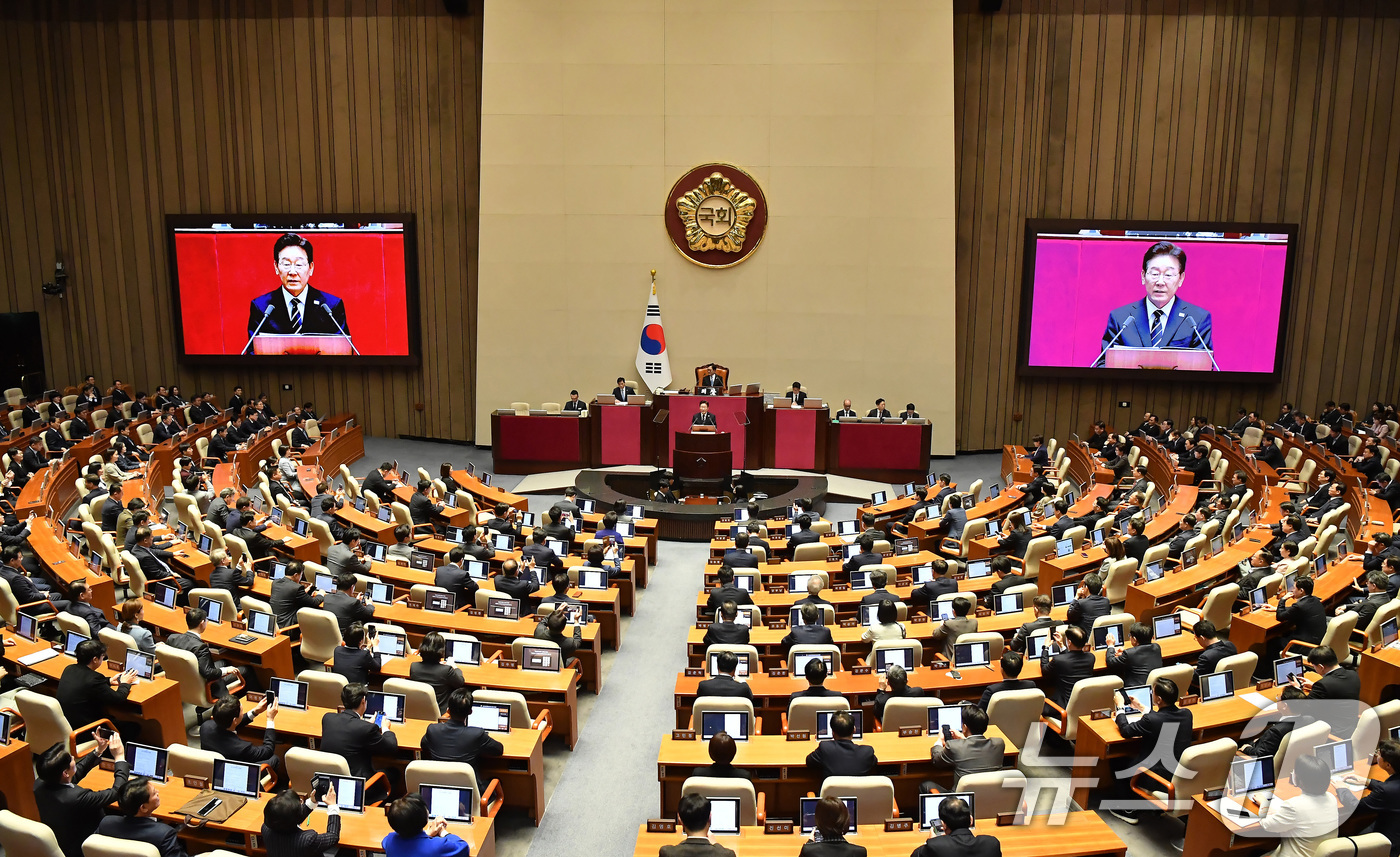 (서울=뉴스1) 국회사진기자단 = 이재명 대통령이 2일 서울 여의도 국회에서 26조2000억 원 규모의 2026년도 1차 추가경정예산안에 대한 시정연설을 하고 있다.이번 추경안은 …