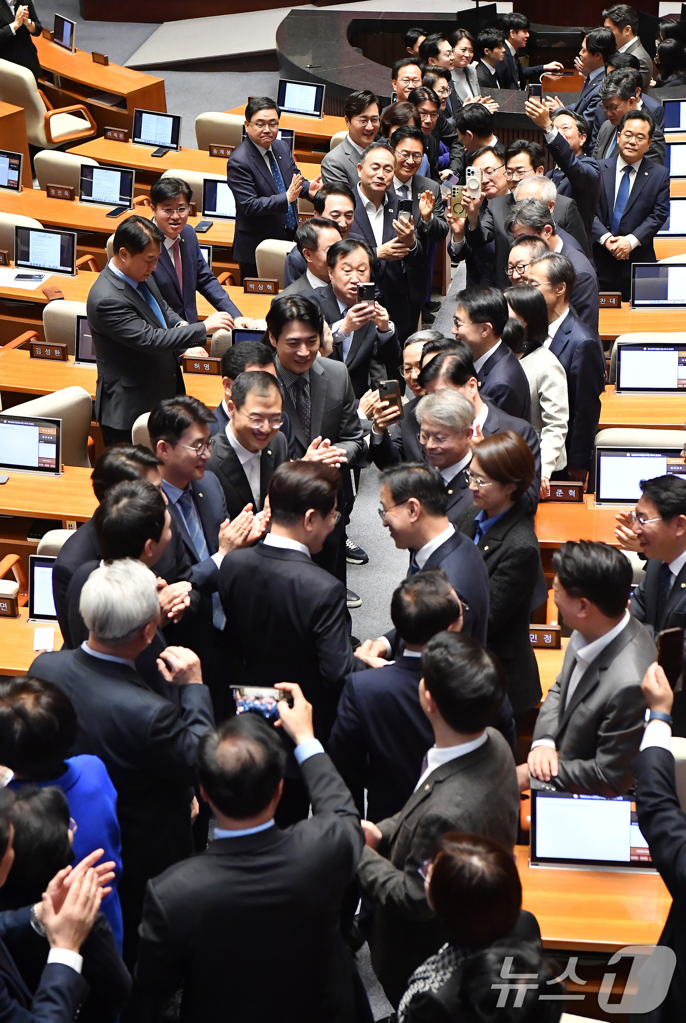 (서울=뉴스1) 국회사진기자단 = 이재명 대통령이 2일 서울 여의도 국회 본회의장에서 중동 사태 대응 등을 위한 추가경정예산안에 대한 시정연설에 앞서 더불어민주당 의원들과 악수를 …