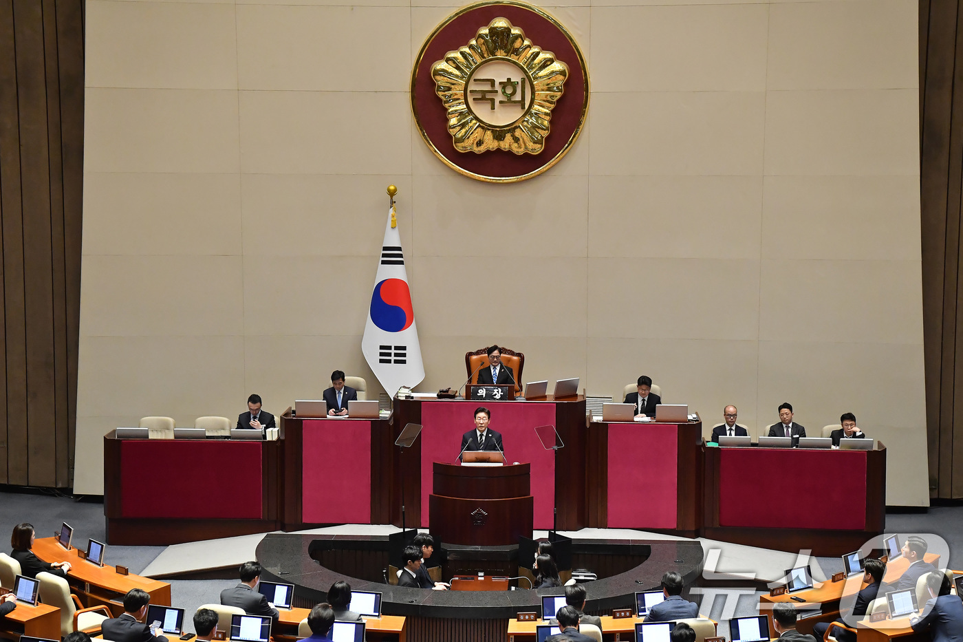 (서울=뉴스1) 국회사진기자단 = 이재명 대통령이 2일 서울 여의도 국회 본회의장에서 중동 사태 대응 등을 위한 추가경정예산안에 대한 시정연설을 하고 있다. 2026.4.2/뉴스1 …