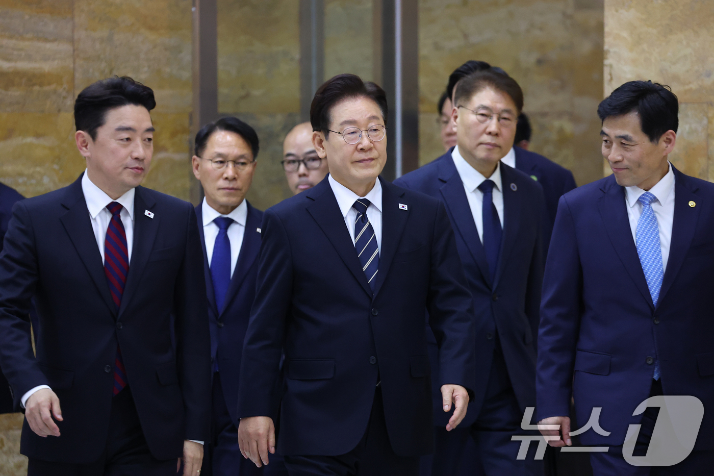 (서울=뉴스1) 이재명 기자 = 이재명 대통령이 2일 서울 여의도 국회에서 중동 사태 대응을 위한 추가경정예산(추경)안에 대한 시정연설을 하기 위해 본회의장으로 이동하고 있다. 2 …