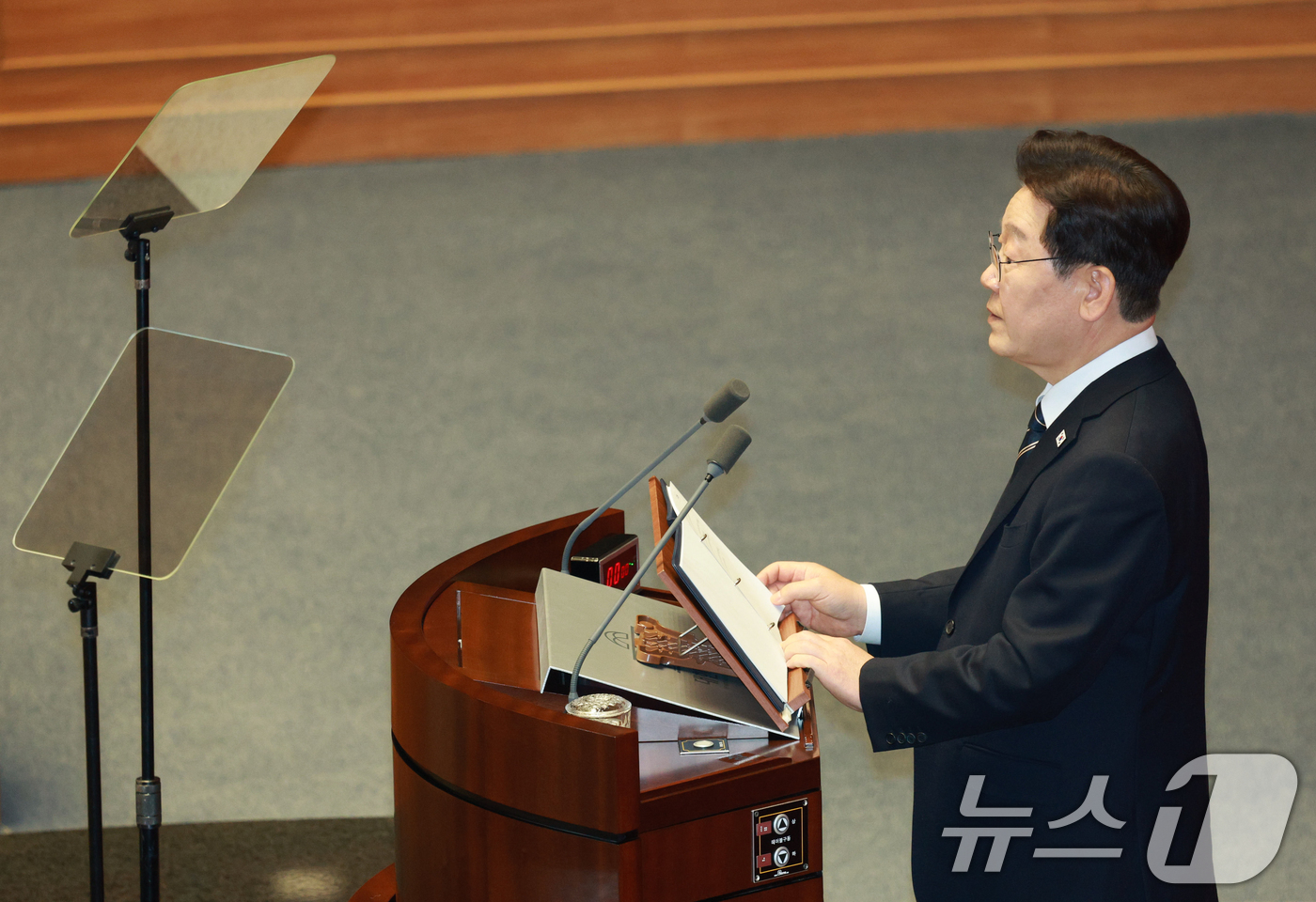 (서울=뉴스1) 이재명 기자 = 이재명 대통령이 2일 서울 여의도 국회에서 중동 사태 대응을 위한 추가경정예산(추경)안에 대한 시정연설을 하고 있다. 2026.4.2/뉴스1