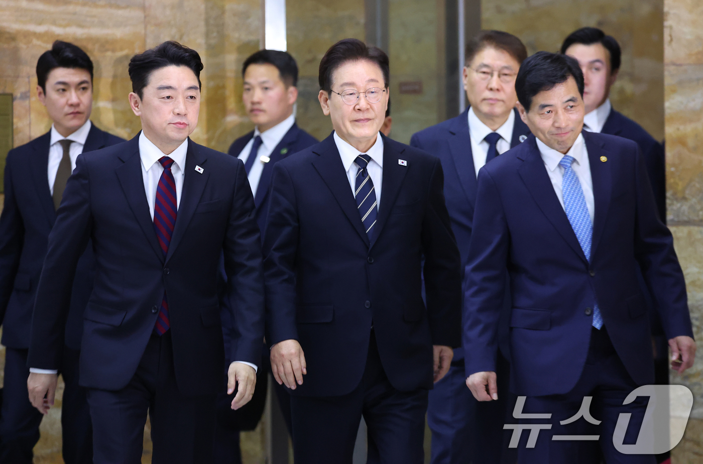 (서울=뉴스1) 이재명 기자 = 이재명 대통령이 2일 서울 여의도 국회에서 중동 사태 대응을 위한 추가경정예산(추경)안에 대한 시정연설을 하기 위해 본회의장으로 이동하고 있다. 2 …