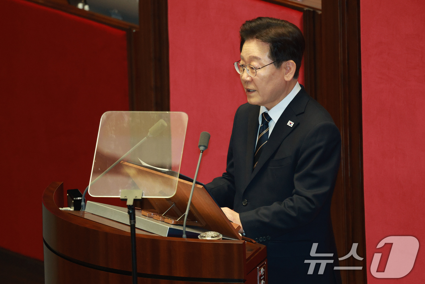 (서울=뉴스1) 이재명 기자 = 이재명 대통령이 2일 서울 여의도 국회에서 중동 사태 대응을 위한 추가경정예산(추경)안에 대한 시정연설을 하고 있다. 2026.4.2/뉴스1