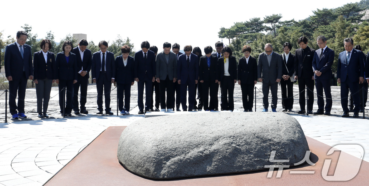 (김해=뉴스1) 윤일지 기자 = 6·3 지방선거 부산시장 출마를 공식 선언한 전재수 더불어민주당 의원이 2일 오후 경남 김해 진영읍 봉하마을을 찾아 고 노무현 전 대통령 묘역을 참 …