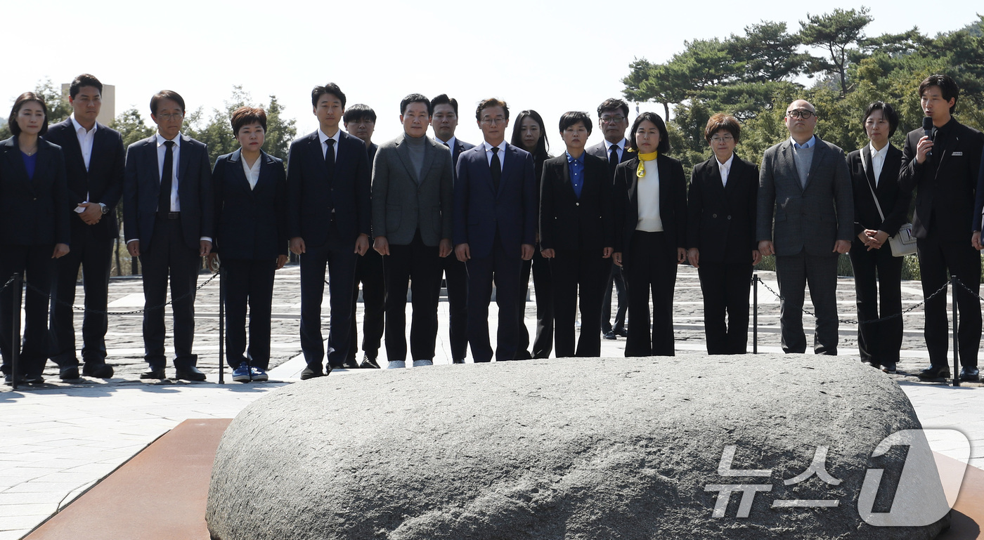 (김해=뉴스1) 윤일지 기자 = 6·3 지방선거 부산시장 출마를 공식 선언한 전재수 더불어민주당 의원이 2일 오후 경남 김해 진영읍 봉하마을을 찾아 고 노무현 전 대통령 묘역을 참 …