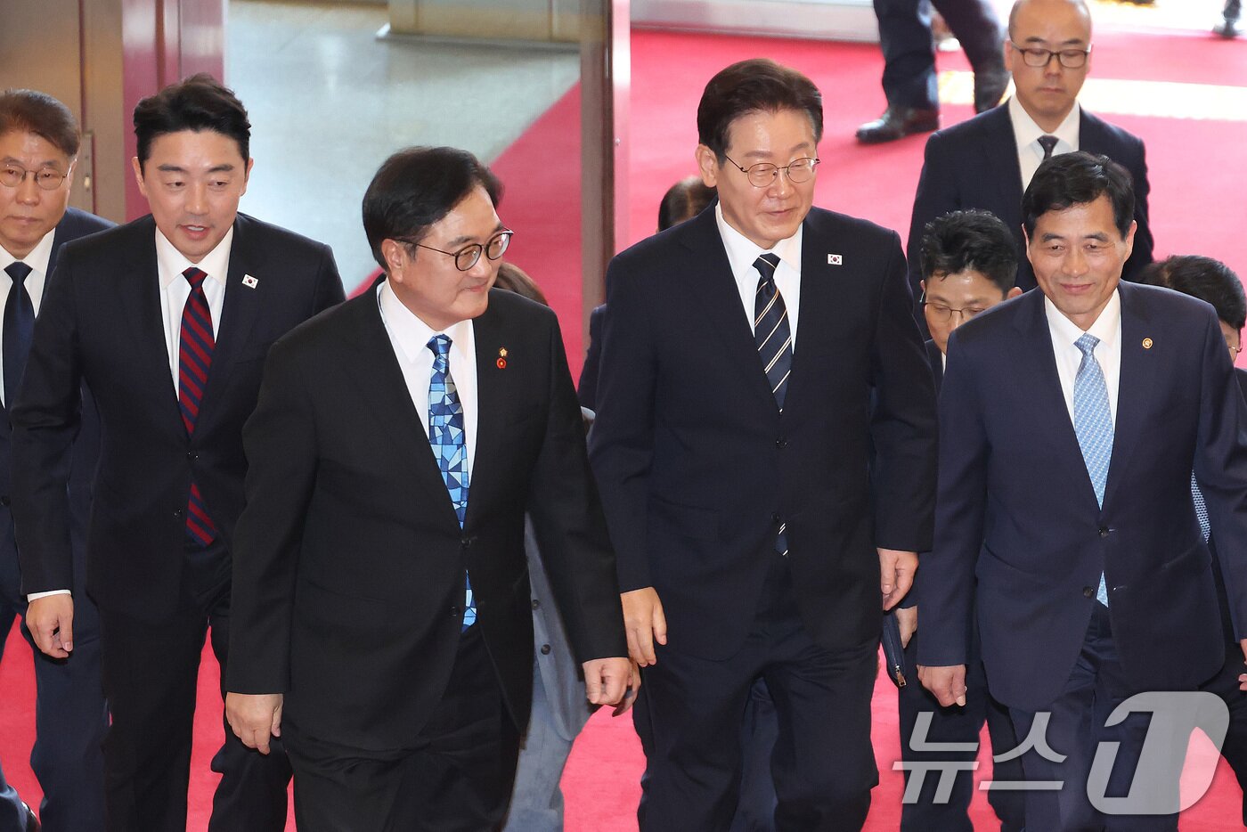 본문 이미지 - 이재명 대통령이 2일 오후 서울 여의도 국회에서 2026년도 1차 추가경정예산안(추경안) 관련 시정연설을 하기 전 우원식 국회의장과 함께 사전환담을 위해 이동하고 있다. 2026.4.2 ⓒ 뉴스1 국회사진기자단