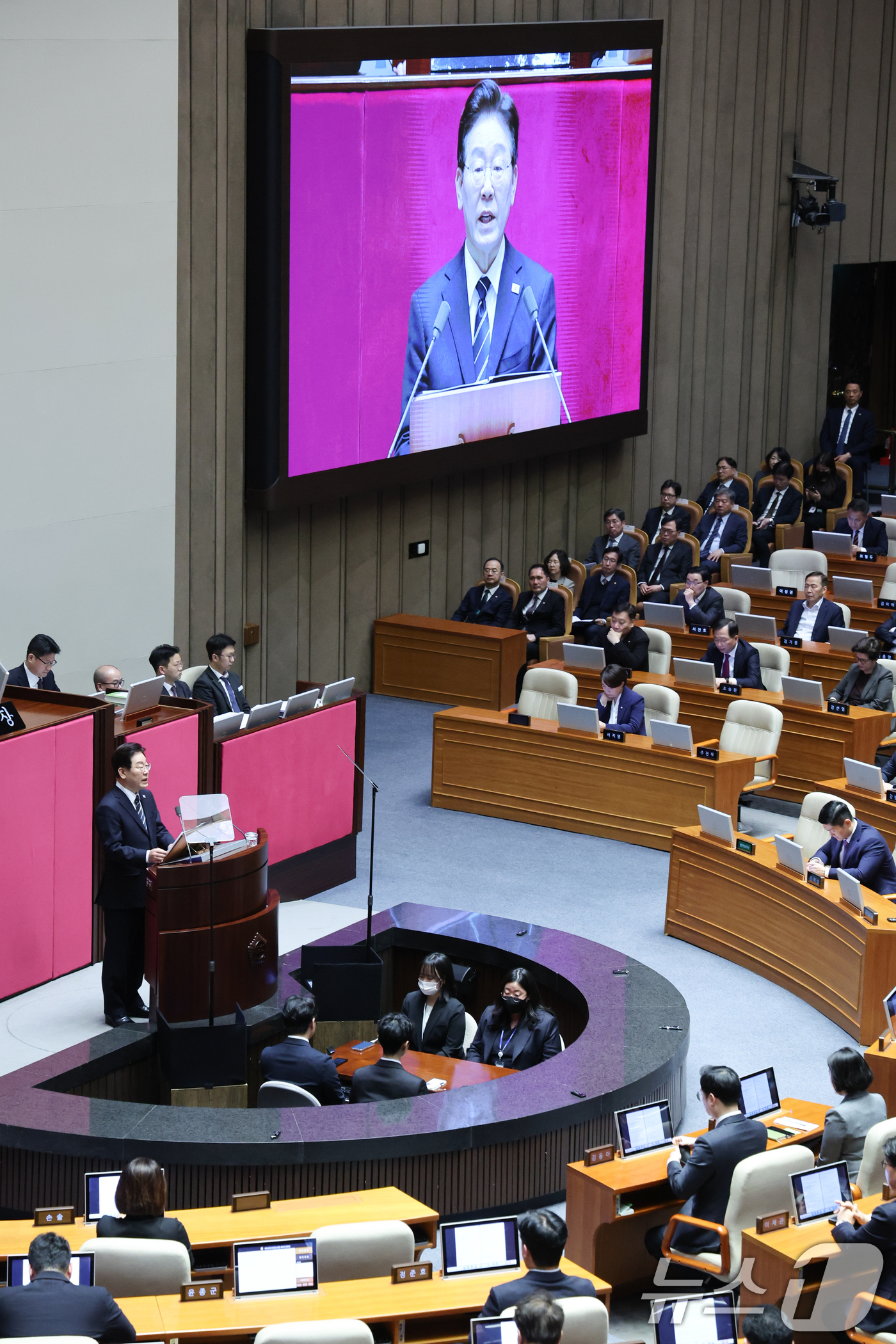 (서울=뉴스1) 이재명 기자 = 이재명 대통령이 2일 서울 여의도 국회에서 중동 사태 대응을 위한 추가경정예산(추경)안에 대한 시정연설을 하고 있다. 2026.4.2/뉴스1