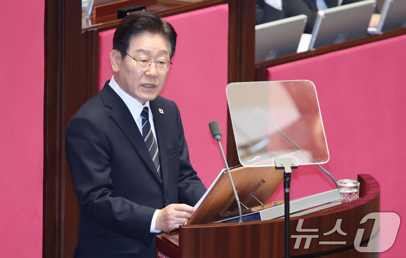 (서울=뉴스1) 이재명 기자 = 이재명 대통령이 2일 서울 여의도 국회에서 중동 사태 대응을 위한 추가경정예산(추경)안에 대한 시정연설을 하고 있다. 2026.4.2/뉴스1