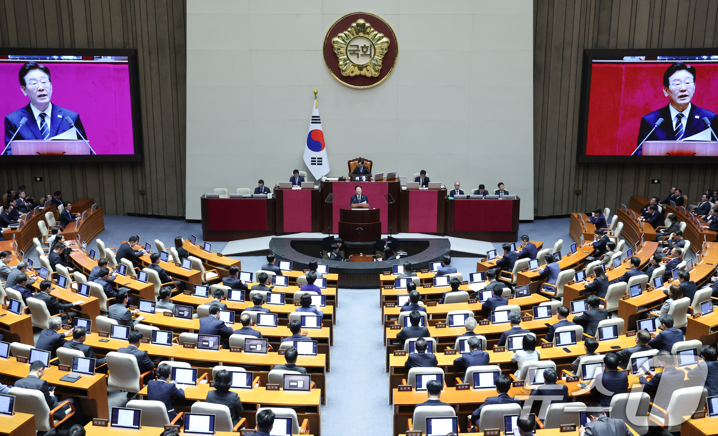 (서울=뉴스1) 이재명 기자 = 이재명 대통령이 2일 서울 여의도 국회에서 중동 사태 대응을 위한 추가경정예산(추경)안에 대한 시정연설을 하고 있다. 2026.4.2/뉴스1