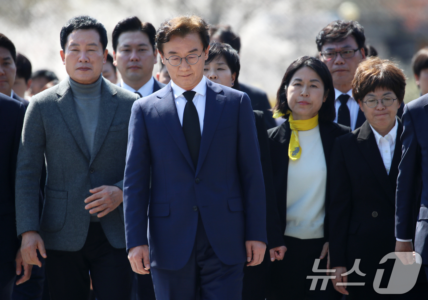 (김해=뉴스1) 윤일지 기자 = 6·3 지방선거 부산시장 출마를 공식 선언한 전재수 더불어민주당 의원이 2일 오후 경남 김해 진영읍 봉하마을을 찾아 고 노무현 전 대통령 묘역을 참 …