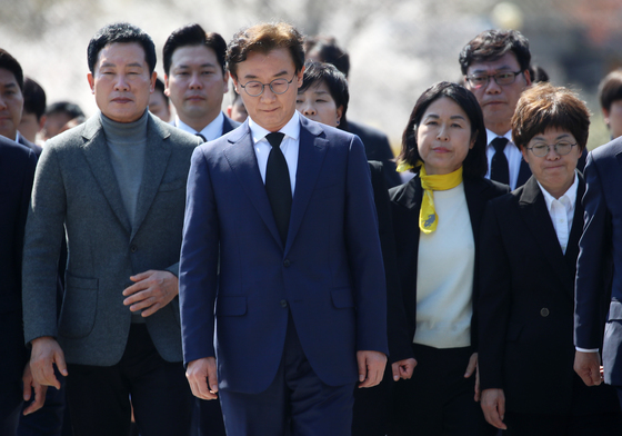 부산시장 출마 선언 전재수, 노무현 전 대통령 묘역 참배