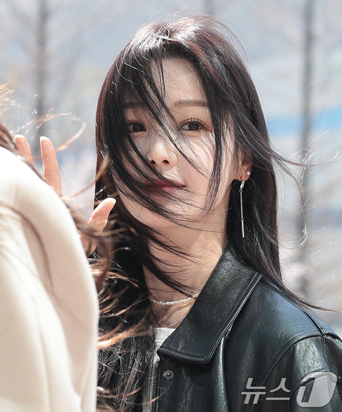 본문 이미지 - 씨야의 남규리가 SBS 파워FM ‘두시탈출 컬투쇼’ 생방송을 위해 2일 오후 서울 양천구 목동SBS로 들어서고 있다. ⓒ 뉴스1 권현진 기자