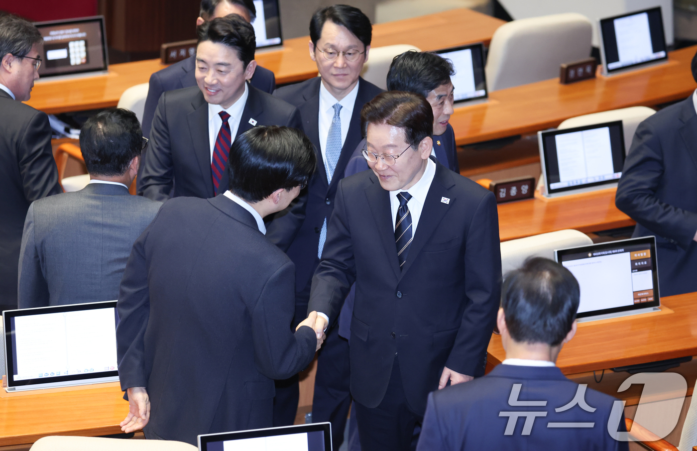 (서울=뉴스1) 이재명 기자 = 이재명 대통령이 2일 서울 여의도 국회에서 중동 사태 대응을 위한 추가경정예산(추경)안에 대한 시정연설을 마친 뒤 국민의힘 의원들과 악수하고 있다. …