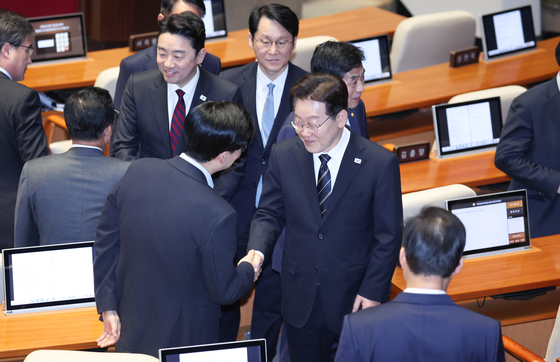 국민의힘 의원들과 인사하는 이재명 대통령