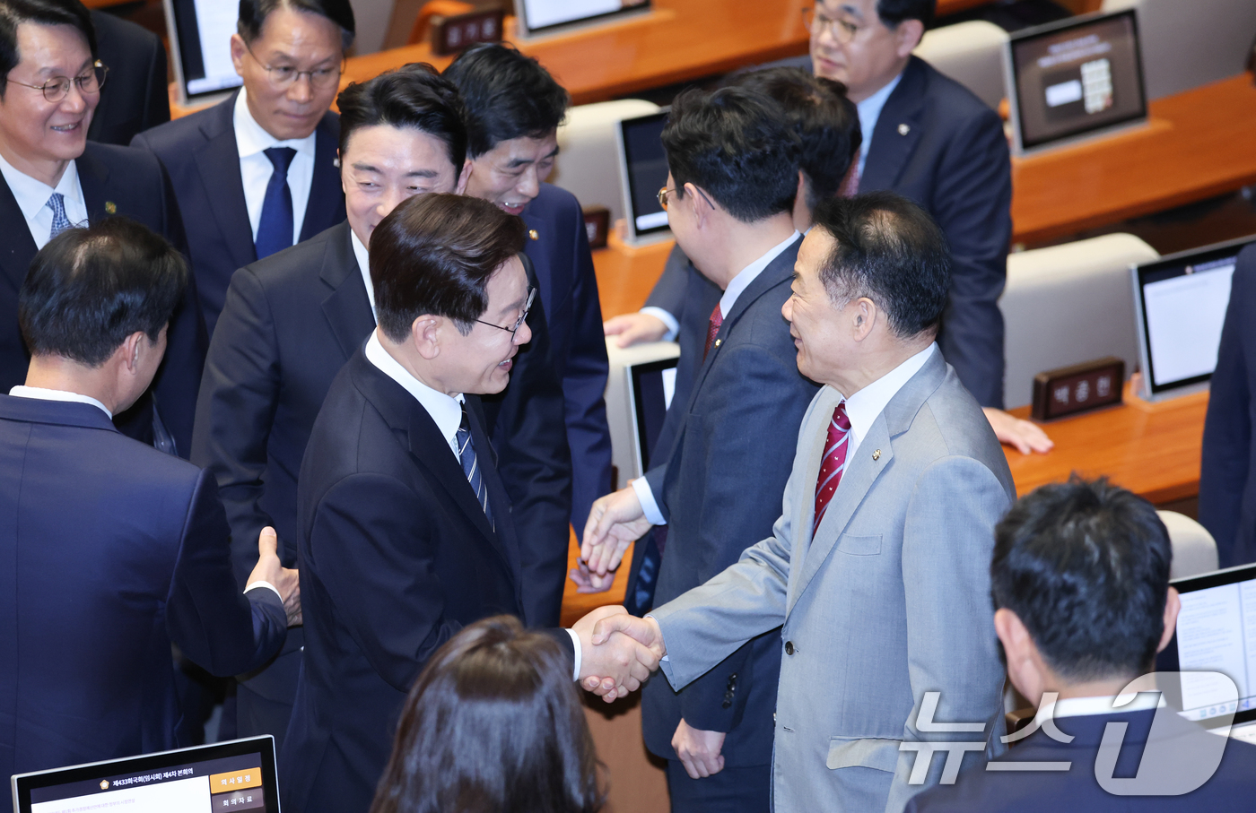 (서울=뉴스1) 이재명 기자 = 이재명 대통령이 2일 서울 여의도 국회에서 중동 사태 대응을 위한 추가경정예산(추경)안에 대한 시정연설을 마친 뒤 국민의힘 의원들과 악수하고 있다. …