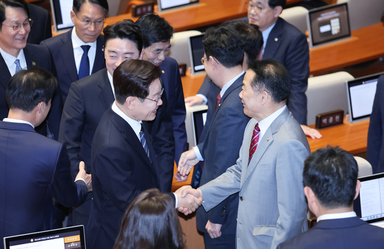 국민의힘 의원들과 인사하는 이재명 대통령