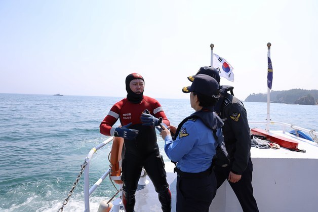 김인창 동해해경청장, 구조슈트 입고 직접 입수…현장 대응력 점검