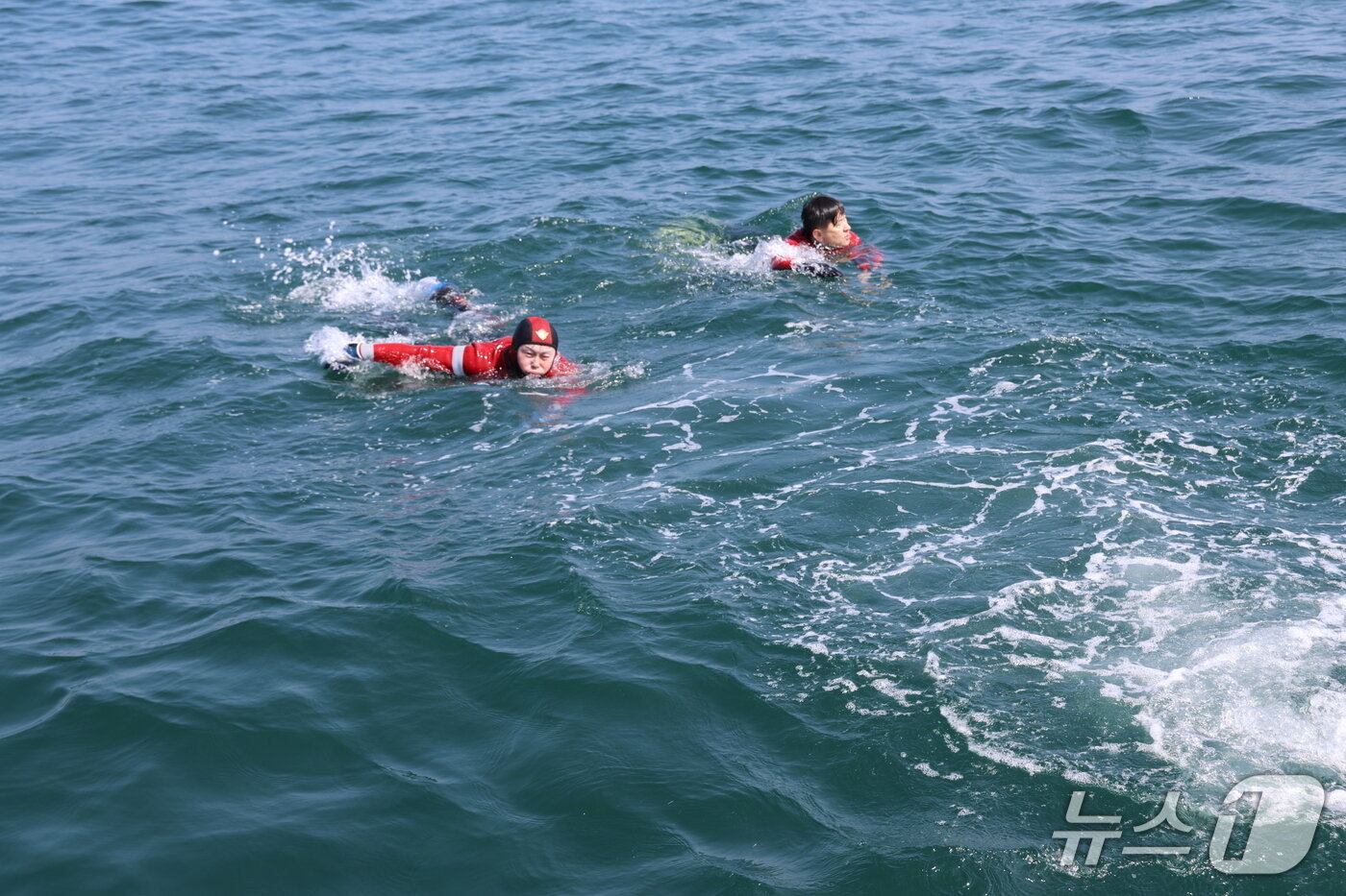 본문 이미지 - 동해해경청의 현장 구조 대응력 점검 훈련 모습. (동해해경청 제공, 재판매 및 DB 금지) 2026.4.2/뉴스1